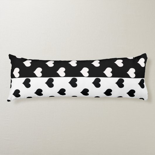 Schwarz-weiße Liebe Herzmuster Seitenschläferkissen (Vorderseite)
