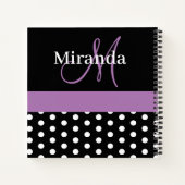 Schwarz-weiße Lila Monogram Script Polka Dots Notizblock (Rückseite)