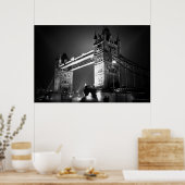 Schwarz-weiße London Tower Bridge bei Nacht Poster (Küche)