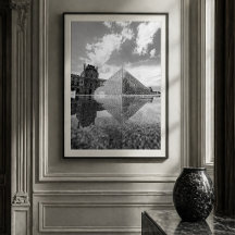 Schwarz-Weiße Louvre-Pyramide Paris Reflexion