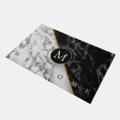 Schwarz-weiße Marmormatte mit individuellem Letter Fußmatte (Schrägansicht)