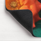 Schwarz-weiße Maus und orange Tee-Rose Mousepad (Ecke)