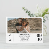 Schwarz-weiße minimalistische Initialen 1 Foto Hoc Einladung (Stehend Vorderseite)