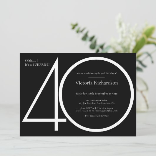 Schwarz-weiße Minimalistische Überraschung 40. Geb Einladung (Stehend Vorderseite)