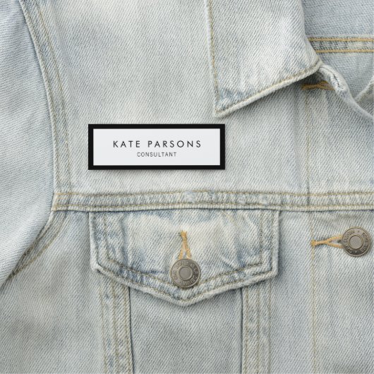 Schwarz-weiße Mitarbeiter-Tag Namensschild (Beispiel)