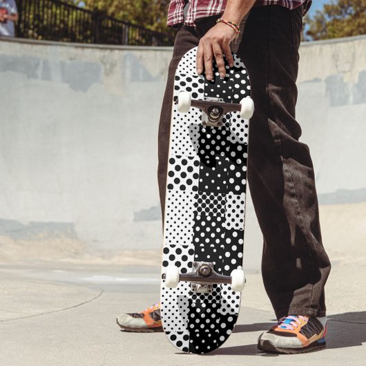 Schwarz-weiße Mode mit Punkten im Design  Skateboard
