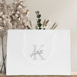 Schwarz-weiße Monogram Bridesmaid-Geschenktasche Große Geschenktüte<br><div class="desc">Hochzeitsgeschenk- und Brautparty-Geschenktasche mit klassisch modernem Monogramm mit individuellem Original und Namen.</div>