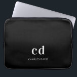 Schwarz-weiße Monogramm-Initittien Name minimalist Laptopschutzhülle<br><div class="desc">Ein klassisch schicker schwarzer Hintergrund. Personalisieren und fügen Sie Ihre Monogramm-Initialen mit weißen Blockbuchstaben und Ihren Namen in weiß. Modern,  trendig und einfach.</div>