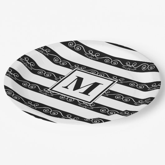 Schwarz-weiße Monogramm-Streifen Pappteller (Schrägansicht)