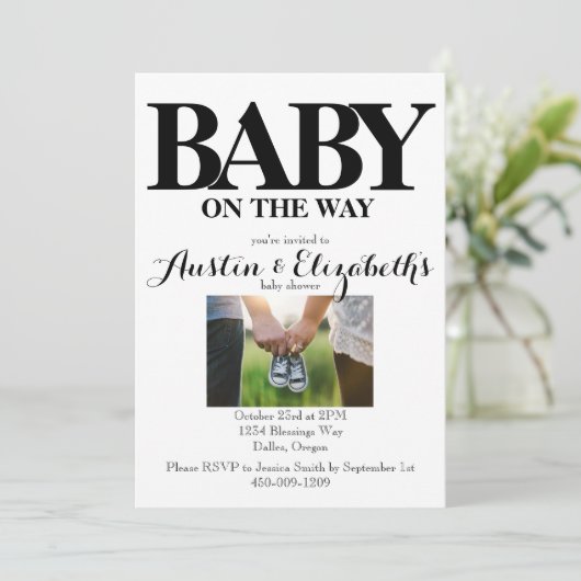 Schwarz-weiße neutrale, einfache moderne Babydusch Einladung (Stehend Vorderseite)