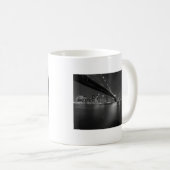 Schwarz-weiße New York City Skyline Kaffeetasse (VorderseiteRechts)