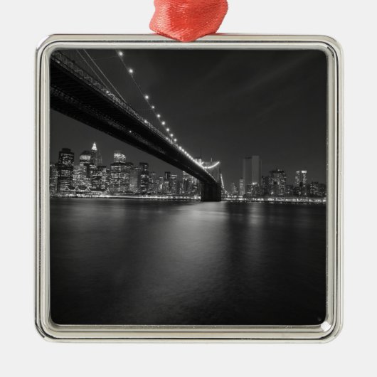 Schwarz-weiße New York City Skyline Ornament Aus Metall (Vorne)