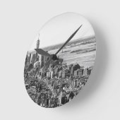 Schwarz-weiße New York City Skyline Runde Wanduhr (Winkel)
