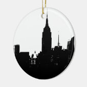 Schwarz-weiße New Yorker Silhouette Keramikornament (Links)
