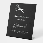 Schwarz-weiße Öffnungszeiten für die Hütte Sockelschild (Vorderseite)