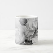 Schwarz-weiße Peelingkunst elegante Blumenkunst Kaffeetasse (Mittel)