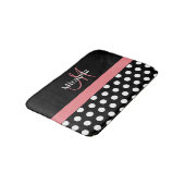 Schwarz-weiße Pink Monogram Script Polka Dots Badematte (Schrägansicht)