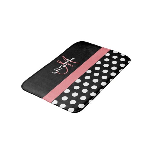 Schwarz-weiße Pink Monogram Script Polka Dots Badematte (Schrägansicht)