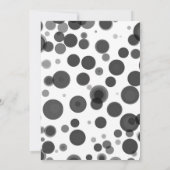 Schwarz-weiße Polka Dot Bubbles Sie ist im Begriff Einladung (Rückseite)
