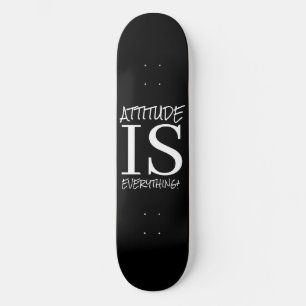 Schwarz-weiße POSTIVE WORTE auf der Skateboard