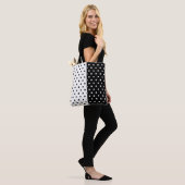 Schwarz-weiße Punkte-Tasche Tasche (Am Model)