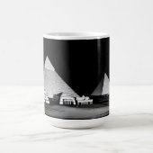 Schwarz-weiße Pyramiden Kaffeetasse (Mittel)