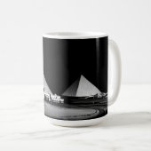 Schwarz-weiße Pyramiden Kaffeetasse (VorderseiteRechts)