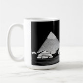 Schwarz-weiße Pyramiden Kaffeetasse (Links)