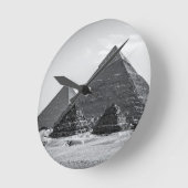 Schwarz-weiße Pyramiden Runde Wanduhr (Winkel)