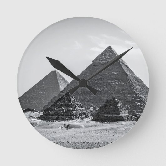 Schwarz-weiße Pyramiden Runde Wanduhr (Vorderseite)