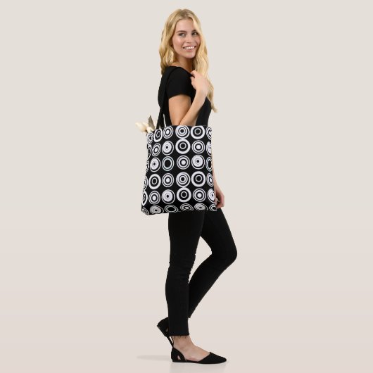 Schwarz-weiße Retro-Kreise Tasche (Am Model)