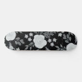 Schwarz-weiße Rose Aquarellmalerei Skateboard (Horizontal)