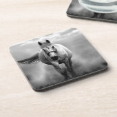 Schwarz-weiße Running Horse Freedom Getränkeuntersetzer (Linke Seite)