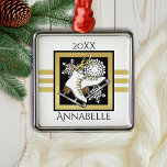 Schwarz-weiße Skaten-/Ice-Skaten- Ornament Aus Metall<br><div class="desc">Das Design ist mit einem Eis-Skate über einem Schneeflocken-Wappen mit Imitaten goldenen Glitzer,  schwarz und weiß Hintergrund. Dieses elegante Wintersportdesign dient als modernes und einzigartiges Ornament mit personalisiertem Text.</div>