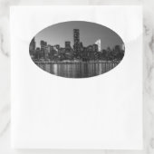 Schwarz-weiße Skyscaper-Silhouette in New York Ovaler Aufkleber (Tasche)
