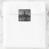 Schwarz-weiße Skyscaper-Silhouette in New York Quadratischer Aufkleber (Tasche)