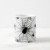 Schwarz-weiße Spinnennetzmuster Halloween Kaffeetasse (Mittel)