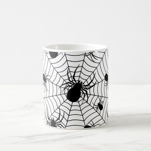 Schwarz-weiße Spinnennetzmuster Halloween Kaffeetasse (Mittel)