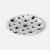 Schwarz-weiße Spinnennetzmuster Halloween Pappteller (Schrägansicht)