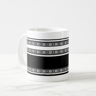 Schwarz-weiße Spitzenflechte und horizontale Strei Kaffeetasse