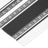Schwarz-weiße Spitzenflechte und horizontale Strei Tischdecke (Schrägansicht)