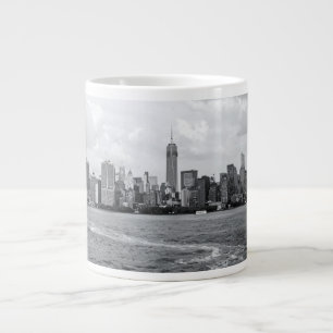 Schwarz-weiße Stadtlandschaft Jumbo-Tasse