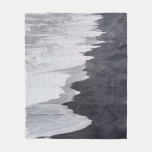 Schwarz-weiße Strandlandschaft Fleecedecke