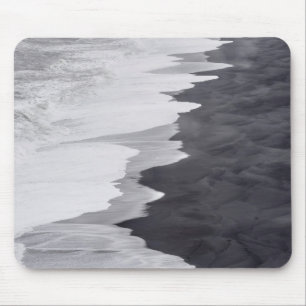 Schwarz-weiße Strandlandschaft Mousepad