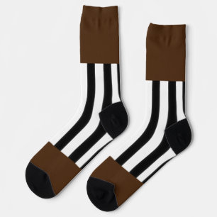 Schwarz-weiße Streifen auf braun Socken