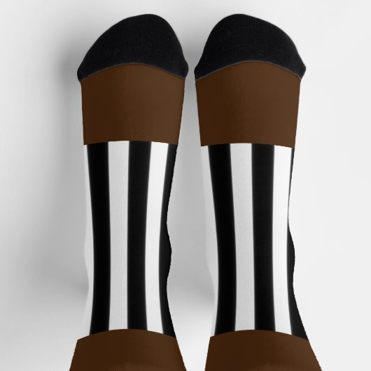 Schwarz-weiße Streifen auf braun Socken (Oben)