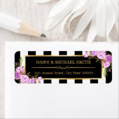 Schwarz-weiße Streifen aus violetten Blumen (Insitu)