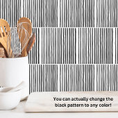 Schwarz-weiße Streifen mit einfachem Muster Fliese