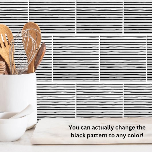 Schwarz-weiße Streifen mit einfachem Muster Fliese