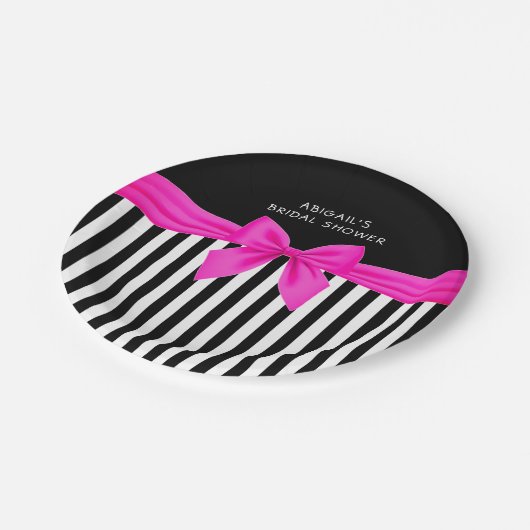 Schwarz-weiße Streifen mit heißrosa Satin-Bug  Pappteller (Schrägansicht)